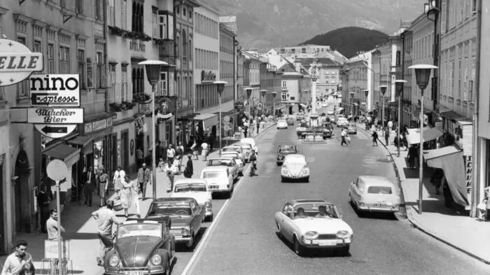 Autoverkehr war Jahre lang Standard in Villachs Innenstadt: ein Foto aus den 60er-Jahren
