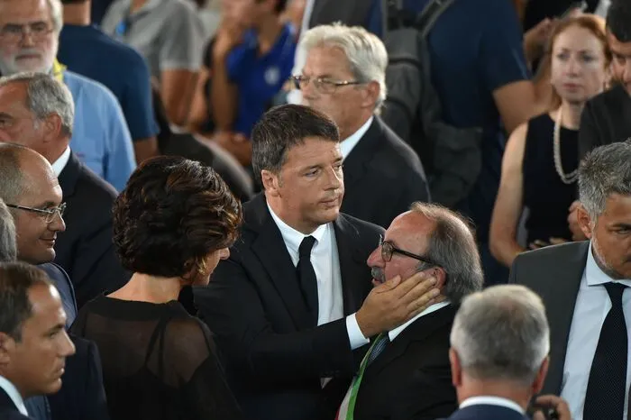 ... sowie Premier Matteo Renzi, der den Verwandten der Opfer Trost spendete.
