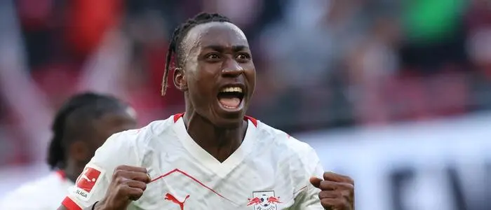 Yan Diomande bleißt in Weiß, allerdings sind die beiden Bullen auf dem Trikot Geschichte