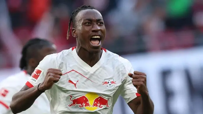 Yan Diomande bleißt in Weiß, allerdings sind die beiden Bullen auf dem Trikot Geschichte