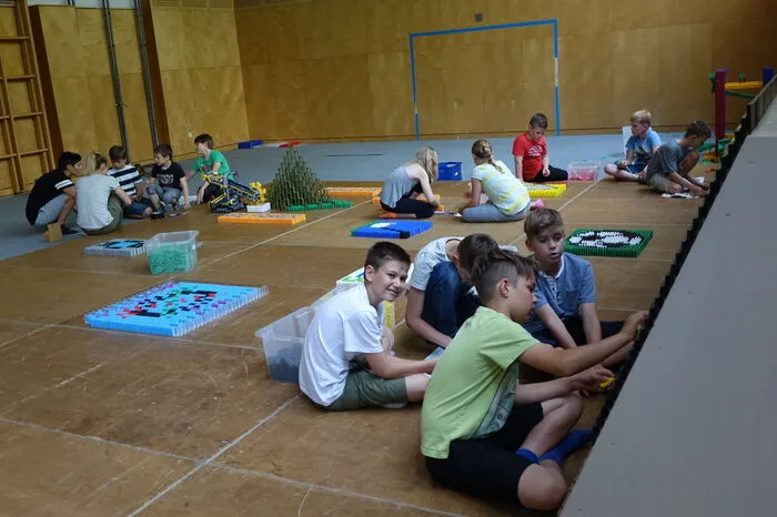 Zwei Monate lang wurde an der Aufstellung geplant. Die Kinder machen alles selbst. Sogar die Vorlagen für die Motive erarbeiten sie selbstständig mithilfe eines Computerprogramms.