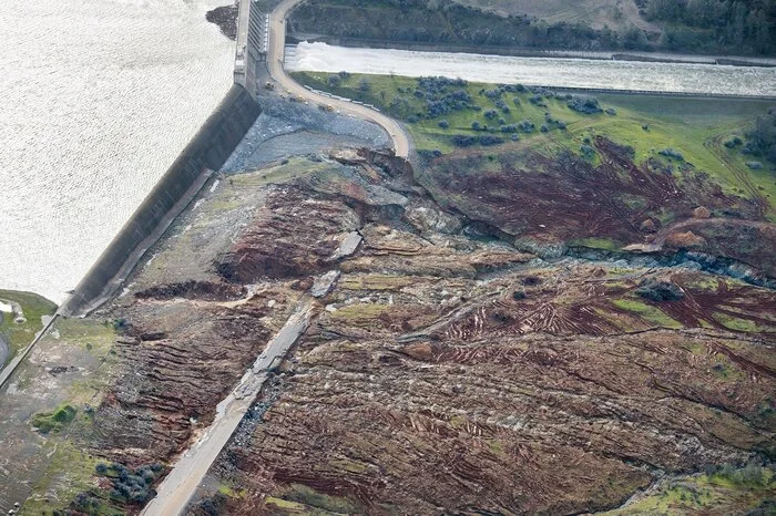 Der Oroville-Staudamm selbst war nicht gefährdet, doch ein durch Erosion beschädigter Abflusskanal, der nur im Notfall genutzt wird, war vom Kollaps bedroht.