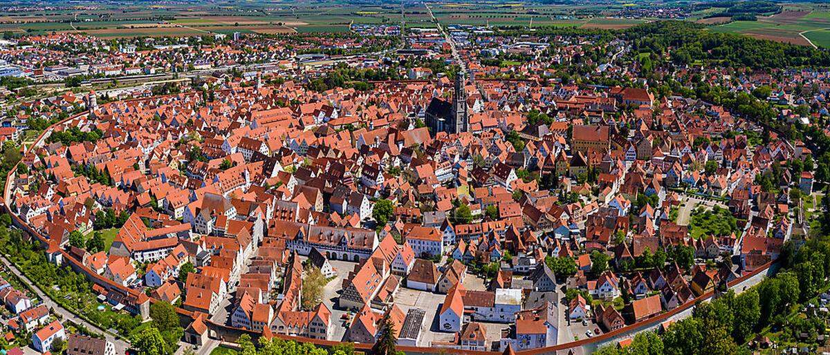 Historische Stadt Nördlingen: In der Mitte der &quot;Daniel&quot;, der Turm der St.-Georgs-Kirche