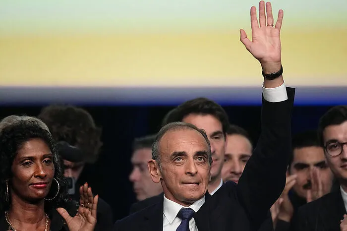 Der rechtsextreme Kandidat Zemmour rief nach der Wahl zur Unterstützung von Le Pen auf. "Ihr steht ein Mann gegenüber, der zwei Millionen Immigranten ins Land gelassen hat und während des Wahlkampfs nie über innere Sicherheit und Einwanderung geredet hat", sagte er am Sonntagabend mit Blick auf Präsident Macron. "Wir sind die einzigen, die unsere Zivilisation und Kultur verteidigen", sagte Zemmour, der zahlreiche prominente Unterstützer von Le Pen für sich gewonnen hatte.