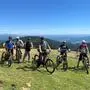 Bei der offiziellen Eröffnung hat eine Gruppe Mountainbiker die neue Strecke zum Alten Almhaus getestet