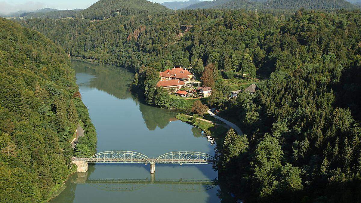 Die historische Lippitzbachbrücke mit Schloss und Ort Lippitzbach in einer Ansicht vom neuen Talübergang aus