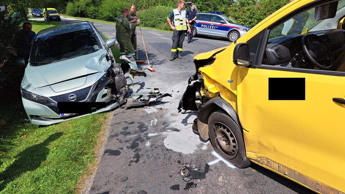 Zwei PKW kollidierten, ein Lenker wurde dabei unbestimmten Grades verletzt.