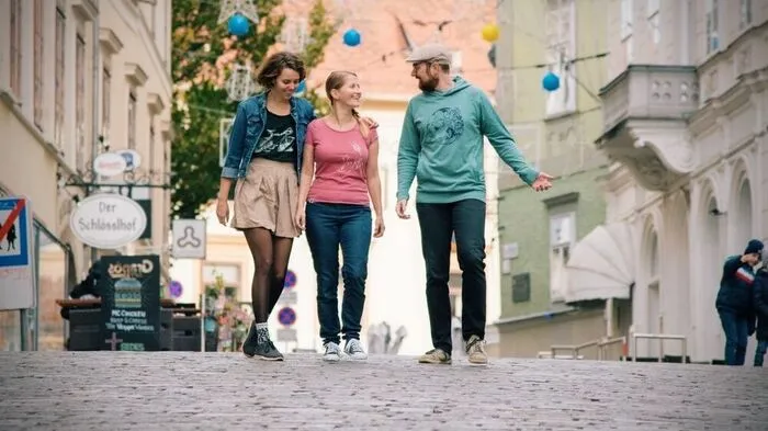 Das „Apflbutzn“-Trio mit Shirts aus der eigenen Kollektion