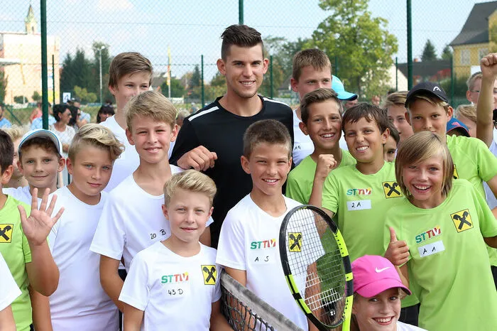 Vom Center Court zum Autogramm schreiben und weiter zum Selfie - die Nummer zehn der Tenniswelt bewies Geduld.