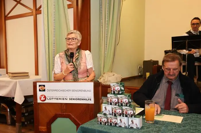 Obfrau Waltraud Rieser-Gossar bedankte sich für den zahlreichen Besuch und überreichte den anwesenden Gründungsmitgliedern ein kleines Präsent und es gab schon eine kleine Vorschau auf die Aktivitäten im Jahr 2025.