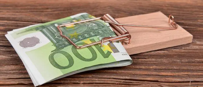 100-Euro-Scheine stecken in einer Mausefalle fest
