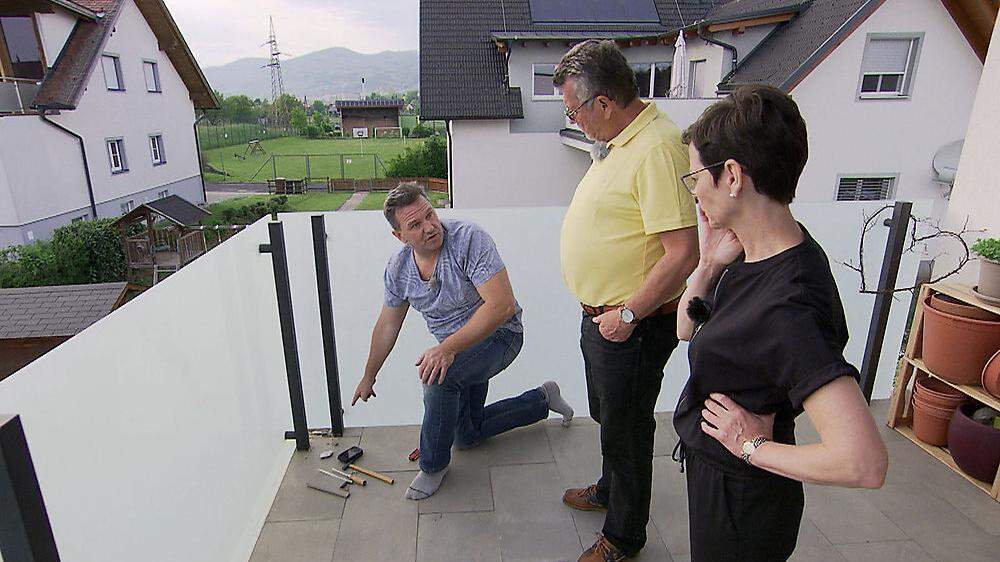 Experte Günther Nussbaum mit Wohnungsbesitzerin Gabi Trinkl und Nachbar Kurt Novak auf der undichten Terrasse