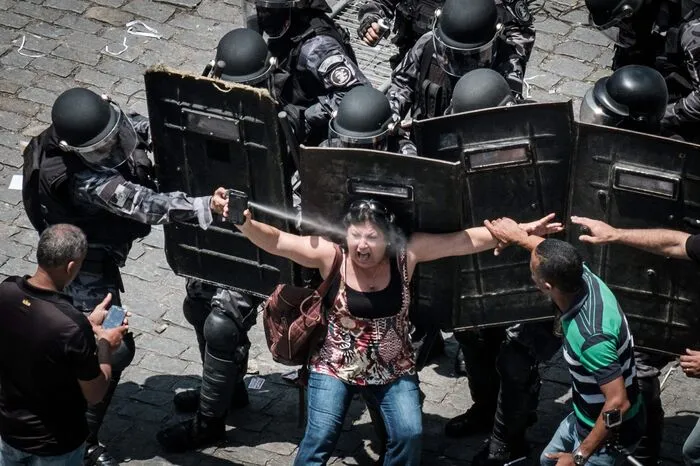 Eine Frau protestiert gegen die Sparmaßnahmen in Brasilien.
