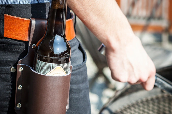 Bierholster aus 100 Prozent echtem Leder - die optimale Ausrüstung fürs Public Viewing. Und weil jeder Fußballer mal eine Pause braucht. Gesehen bei www.radbag.de um 17,95