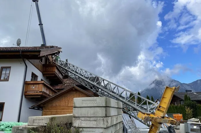 Der Kran lag auf dem Appartementhaus