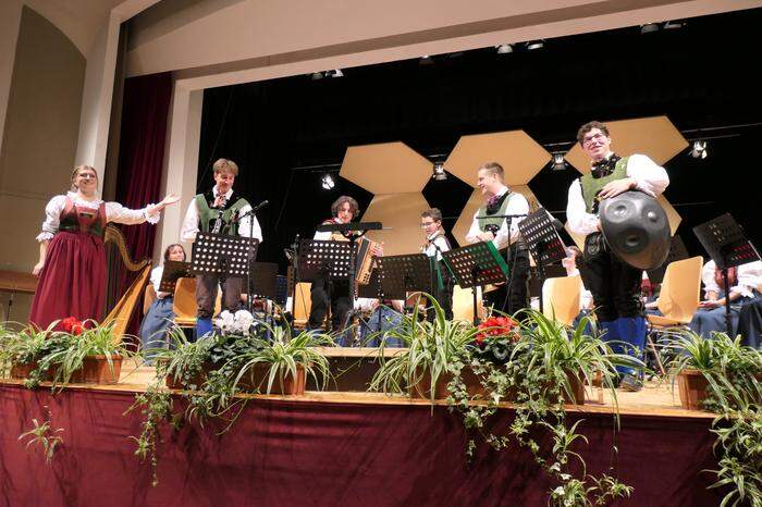 Auch Steirische Harmonika und Handpan erklangen gemeinsam mit dem Blasorchester