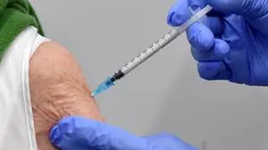 ABD0105_20210219 - SALZBURG - ÖSTERREICH: Salzburg hat am Freitag, 19. Februar 2021, mit den Impfungen von Personen über 80 Jahre in der Impfstraße am Salzburger Messegelände begonnen. Im Bild die Verabreichung einer Impfung. - FOTO: APA/BARBARA GINDL