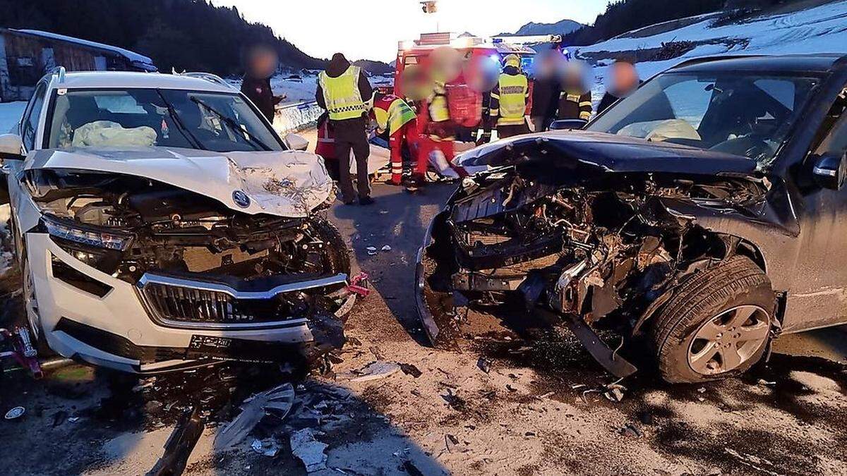 Folgenschwerer Unfall: Vier Personen mussten in das LKH Villach eingeliefert werden, an beiden Fahrzeugen entstand Totalschaden