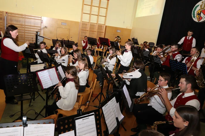 Mit dabei ist auch das Jugendorchester unter Leitung von Claudia Warmuth und unterstützt von ihrem Bruder Andreas Warmuth der Musikkapelle Himmelberg. 
