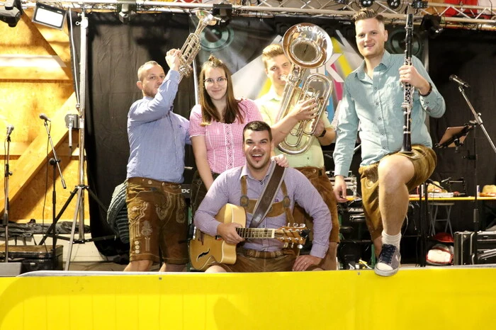 Mit der Gruppe „Die Party-Buam mit Madl“ wurde eine Band extra aus Slowenien „eingeflogen“. 