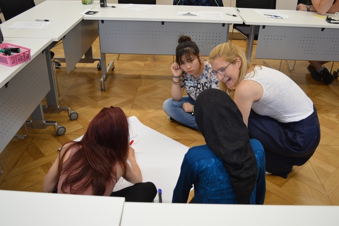 Auch das Team des Career Center der Universität Graz bot Jugendlichen die Chance zur Vorbereitung aufs Berufsleben. Hier waren Mädchen und Burschen vom Tag.werk und aus einer oststeirischen Flüchtlingsunterbringung der Caritas mit den Team der Universität am Werk.