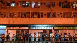 Vor den Wahllokalen in Hongkong bildeten sich am Sonntag lange Warteschlangen