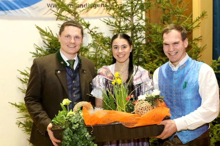 Zum Bauernball der Landjugend (Obmann Stefan Höffernig, rechts, Leiterin Pia Pliemitscher) und der Bauernschaft Eberstein (Raphael Pliemitscher, links) waren die Besucher am Samstag in Scharen in das örtliche Kulturhaus gepilgert. 