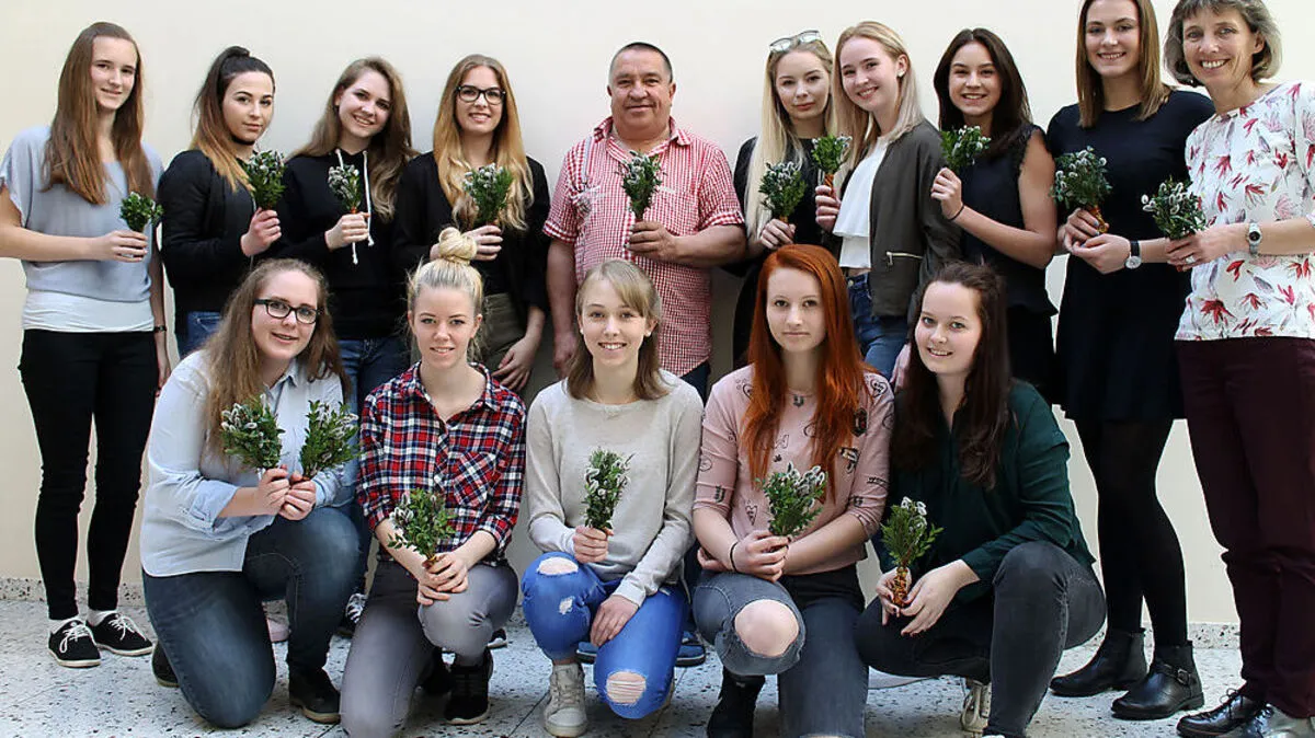 Die Schülerinnen der HLW verkaufen zugunsten der Kinderkrebshilfe Kärnten
