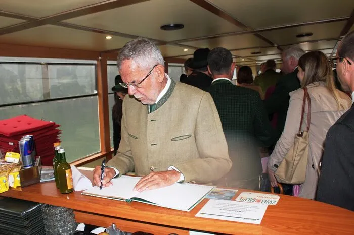 Bundespräsident Alexander Van der Bellen bei seinem Eintrag im Gästebuch der "Altaussee" - übrigens das einzige Solarschiff Österreichs
