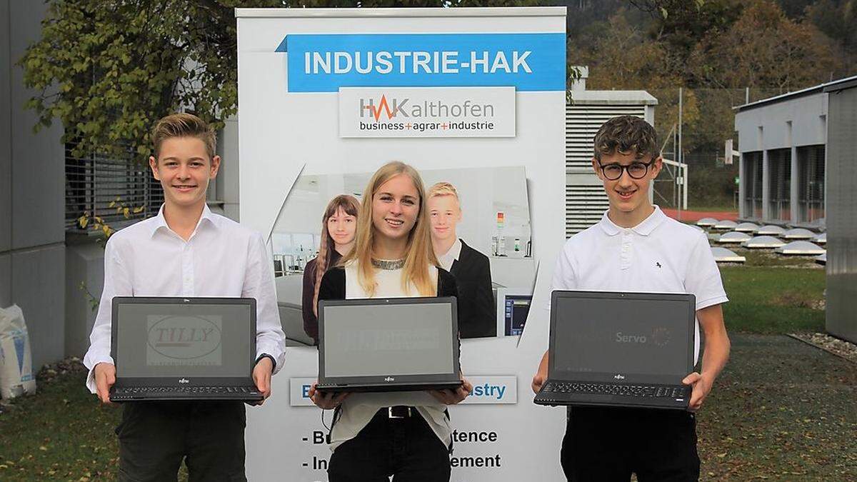 Schüler der Industrie-HAK bekommen neue Laptops