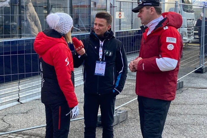 Der 47-Jährige mit ÖSV Präsidentin Roswitha Stadlober und Landesskipräsident Dieter Mörtl beim Damen-Skisprung-Weltcup in Villach.