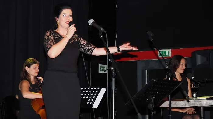 Mit ihrem Programm „DAMENWAHL: Die nackte Wahrheit.“ luden Karin Koncsik, Sonja Steger und Eva Brislinger am Freitag im Klagenfurter Volxhaus zu einem unterhaltsamen Abend – vollgepackt mit charmanten Chansons und humorvoller Literatur. Am Klavier war Tatjana Pichler und am Cello Alenka Piotrowicz. Angelika Kohlweg stellte Akte aus.