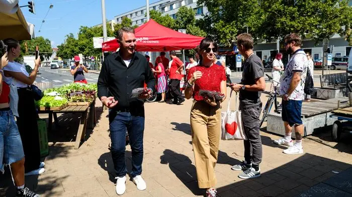 Andreas Babler mit Anna Robosch am Lendplatz