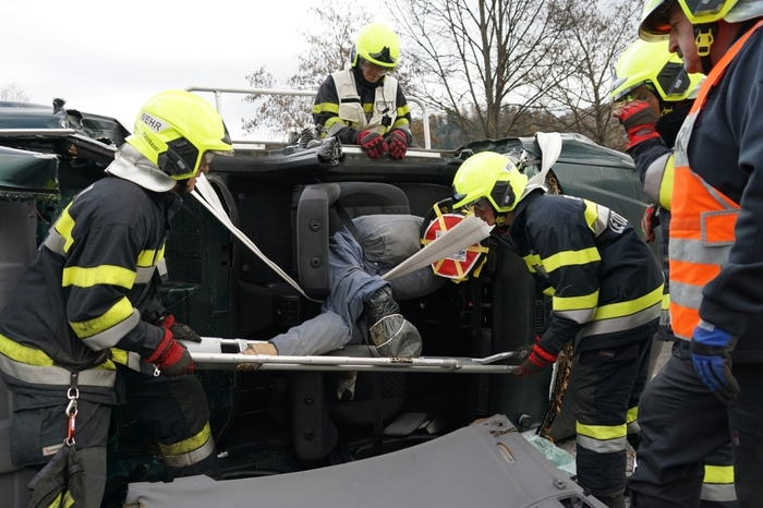 Den Schwerpunkt dieser Übung bildete die Rettung von „Unfallopfern“ aus sechs verschiedenen Pkw in unterschiedlichen Notlagen.
