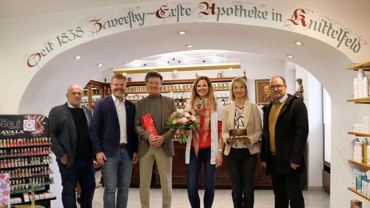 Vizebürgermeister Erwin Schabhüttl, Bürgermeister Harald Bergmann, Fritz Zaversky, Michaela Zaversky, Angelika Zaversky und Vizebürgermeister Wolfgang Knauseder