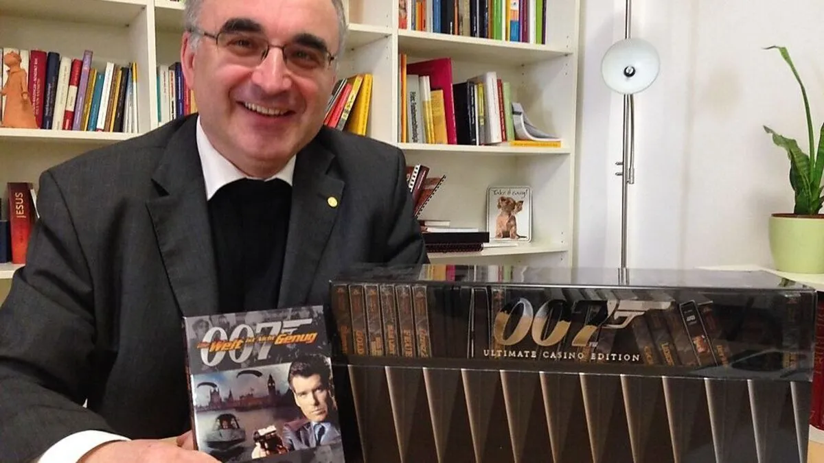 "Die Welt ist nicht genug": Bischof Krautwaschl ist Bond-Fan