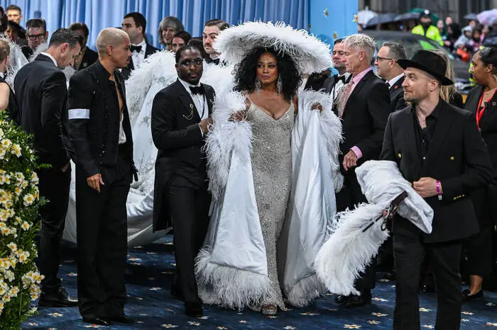 Musik-Legende Diana Ross feierte mit 81 Jahren ihr Comeback auf dem Modeevent des Jahres. Augenscheinlich kaum gealtert und im spektakulären Look strahlte die Sängerin in die Kameralinsen der Fotografen. 