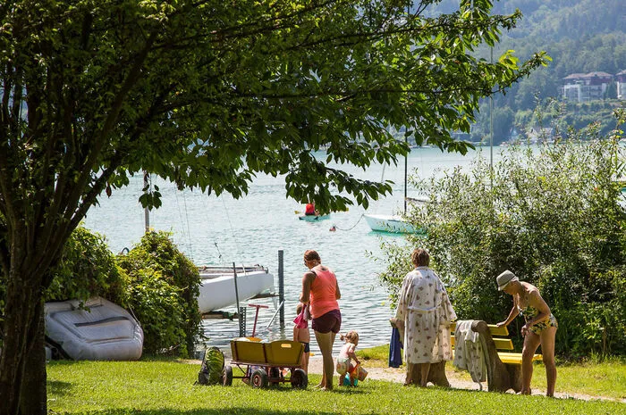 Wunderschöne öffentliche Anlage, der „Koschat-Park“: Zum Sonnenliegen, Zeitunglesen und Jausnen. Die Tauchschule Atlantis hat dort ihren Stützpunkt. Schwimmen in diesem Bereich offiziell verboten, es gibt aber eine kleine Lücke zum ins Wasser gehen, die genützt wird.