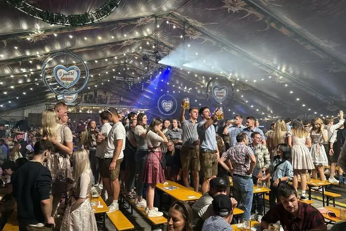 Bei Hits wie „Du hast mich tausend Mal betrogen“, der Hymne „Steiermark“ oder dem Ballermann-Hit „Hurensohn“ hielt es die feiernden Gäste in Dirndl und Lederhosen nicht mehr auf den Bänken.
