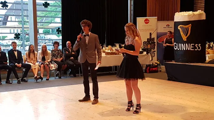 Das Tanzkränzchen 2018 der sechsten Klassen des BG/BRG Weiz im Garten der Generationen in Krottendorf stand unter dem Motto "Irish Celebration. Wir feiern wie die Ir(r)en". Die Begrüßungsrede hielten Anna-Lena Nees und Raphael Faul.