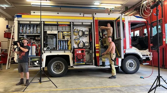 14 Feuerwehrmänner der Berufsfeuerwehr Graz im Alter von 24 bis 54 Jahren waren beim Shooting für den Firemen-Kalender 2023 dabei. 