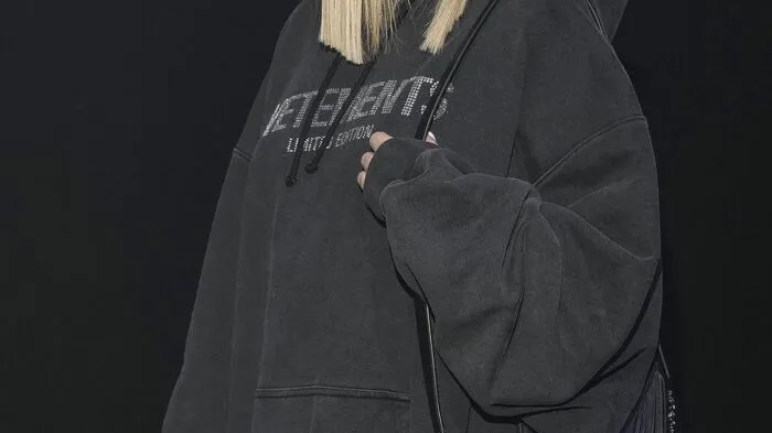Es ist Fashion Week in Paris! Viele Stars und Sternchen stehen hier auf den Gästelisten, darunter auch Sängerin Avril Lavigne (38). 