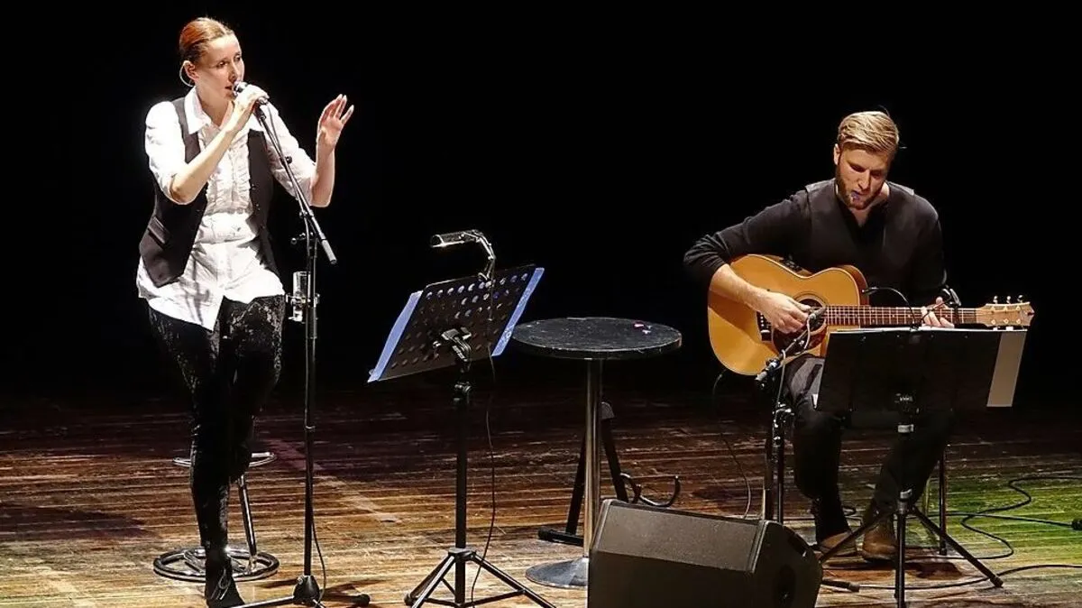 Sängerin Edina Thalhammer mit dem neuen Gitarristen Valentin Eybl 