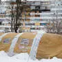 Ein provisorisches beheiztes Zelt für Menschen in einem eiskalten  Häuserblock