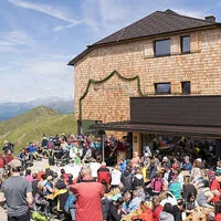 Die Sillianer Hütte, hier bei der Neueröffnung nach Sanierung im Jahr 2023, gehört zu den beliebtesten Ausflugszielen in Osttirol