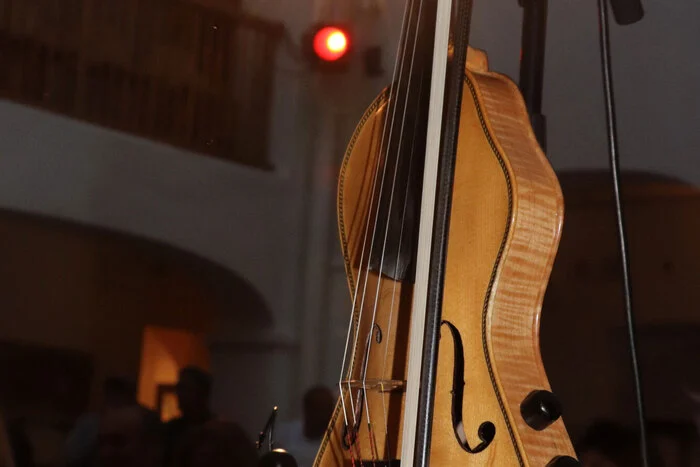 Nach dem Abgang des langjährigen Cellisten und Bassisten Chopper ist Oysterband-Produzent Al Scott nun auch am Bass zu hören.
