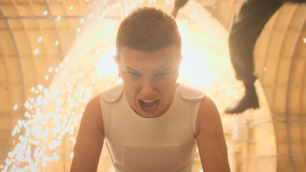Eleven (Millie Bobby Brown) wird langsam erwachsen und muss nebenbei Monster besiegen. 
