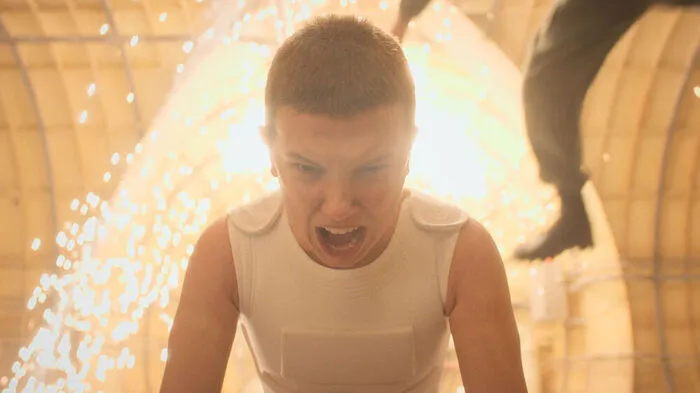 Eleven (Millie Bobby Brown) wird langsam erwachsen und muss nebenbei Monster besiegen. 