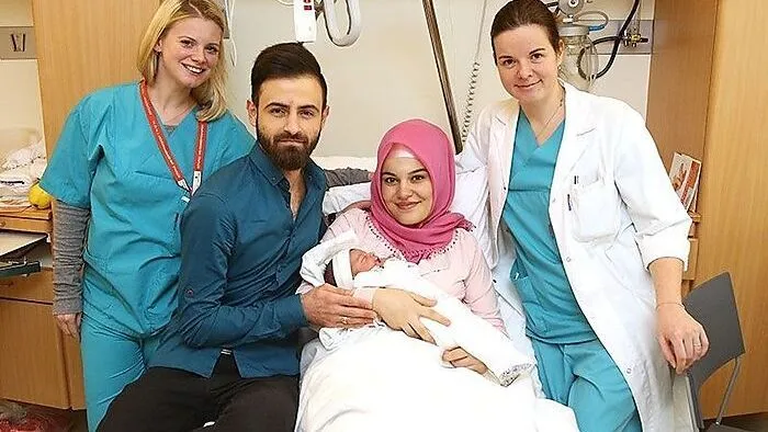 Die junge Familie im Krankenhaus