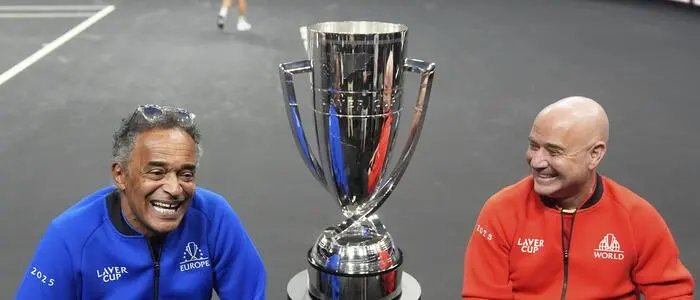 Die beiden Captains verstehen sich bestens: Yannick Noah coacht Team Europa (links), Andre Agassi ist für das Team Welt verantwortlich
